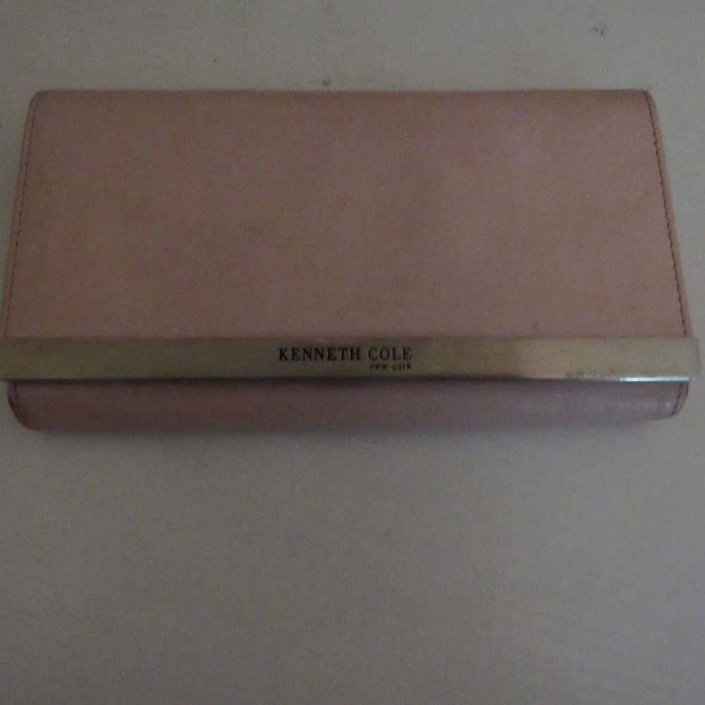 LIGHT PINK KENNETH COLE WALLET